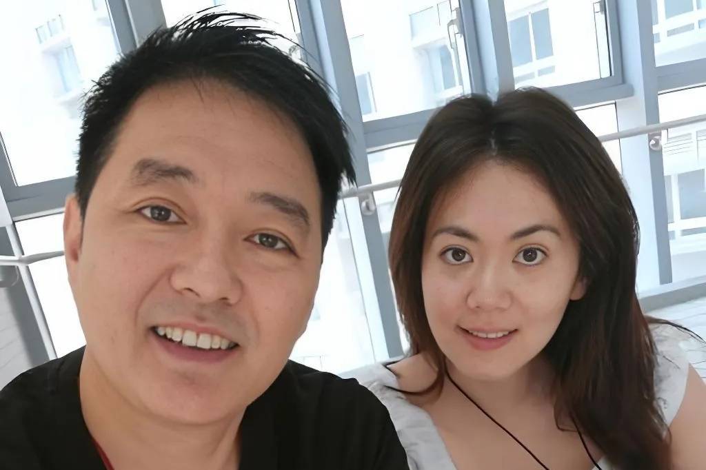 61岁李志希近况曝光！娶空姐纪佩伶生下两女一子，婚姻生活幸福美满