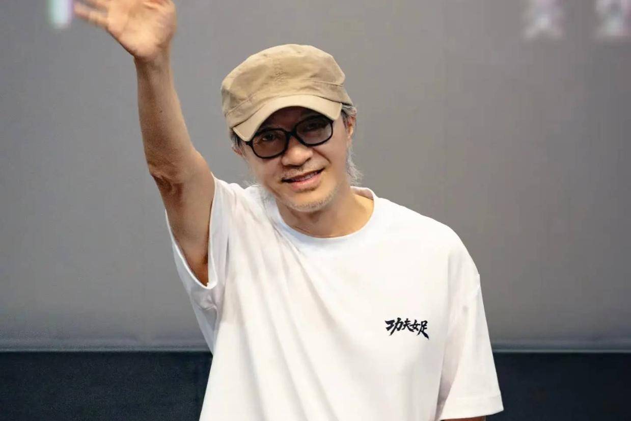 周星驰回应被偷票房质疑 晒《功夫女足》手写票截图连发三个问号
