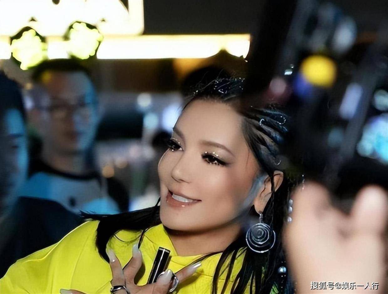 超女冠军江映蓉：被嘲“全身只剩眼珠是自己的”，丁太升一句话骂哭她，38岁靠骑2700公里把路走回来