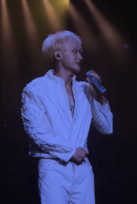 黄子韬“崩溃”回应没拉裤链：我刚一直都是这样唱的