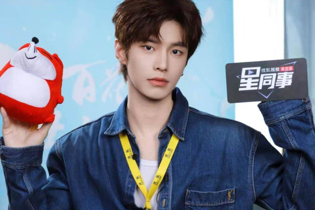 何与看和孟子义《百花杀》吻戏耳朵红透 曝被何润东夸肌肉大