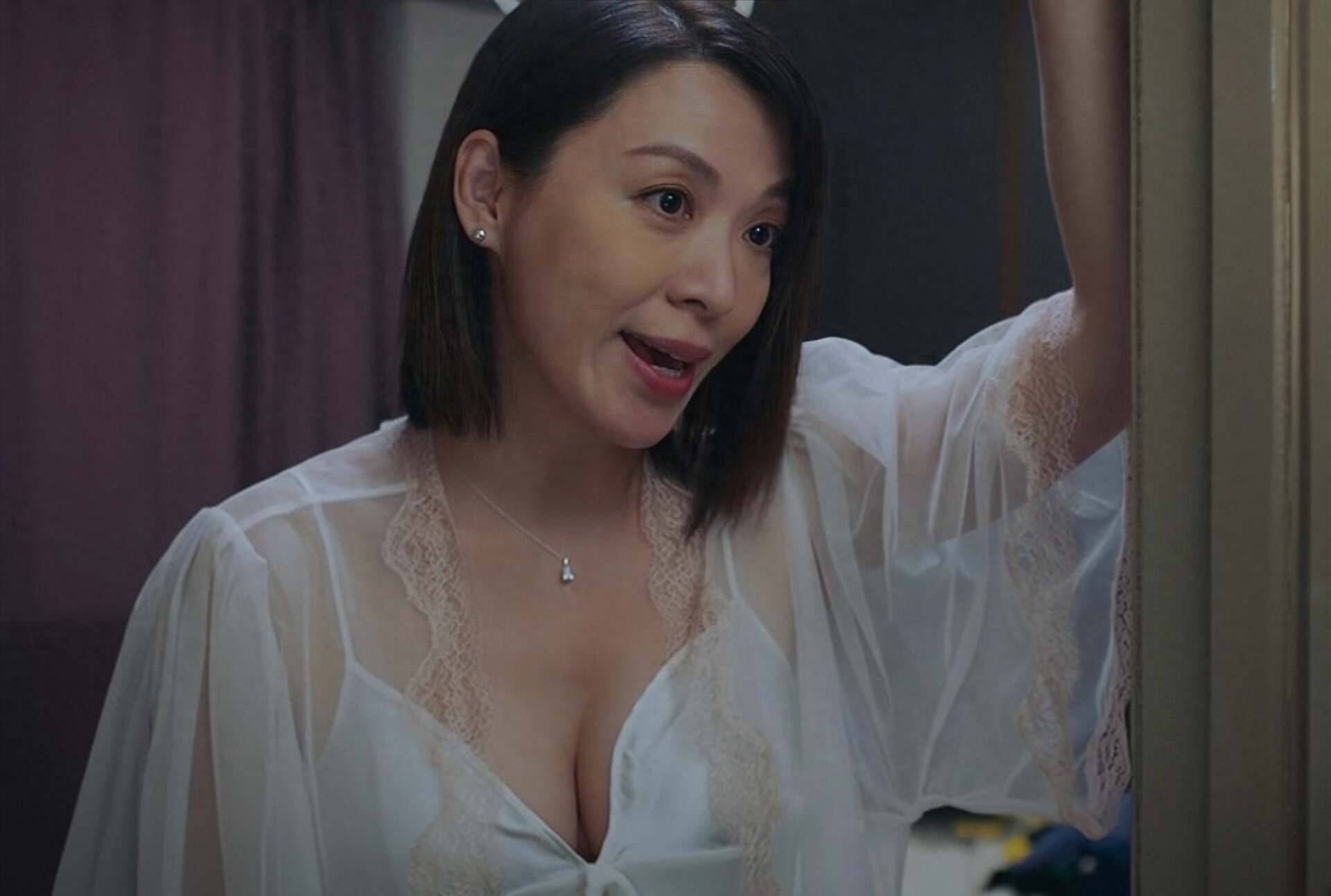 TVB知名演员新剧出浴戏引热议，大秀白滑肌肤，再婚后坚持丁克