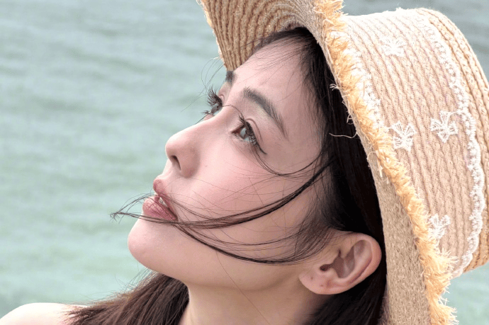 白鹿进组《开到荼蘼》前夕晒海边随拍，碎花泳衣尽显少女感
